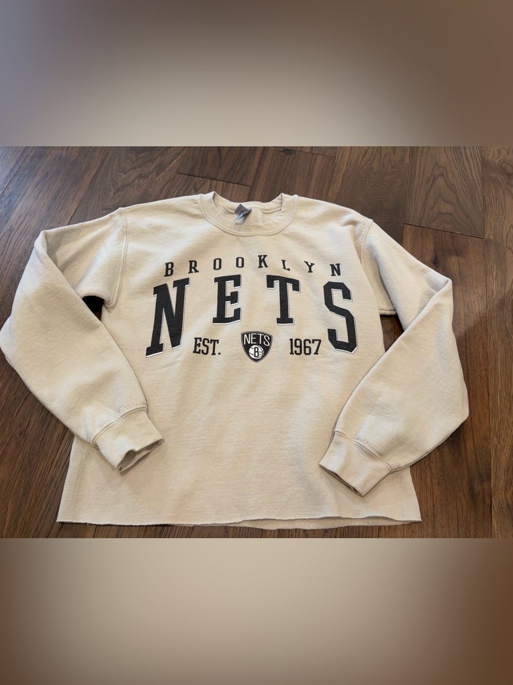 Brooklyn Nets Raw Hem Cropped Crewneck Sweatshirt Beige Cream Gildan Size Small
